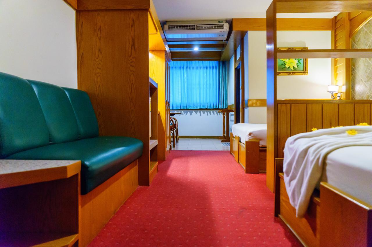Siri Hotel Накхонратчасіма Екстер'єр фото