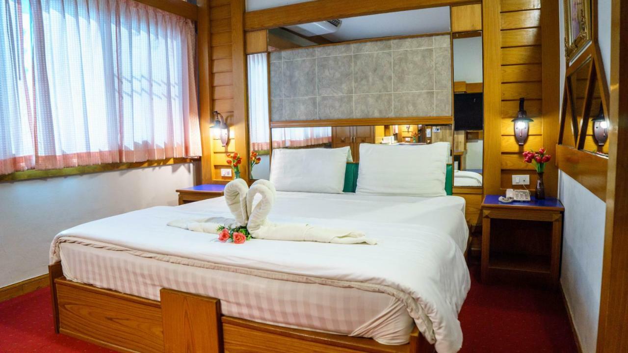 Siri Hotel Накхонратчасіма Екстер'єр фото