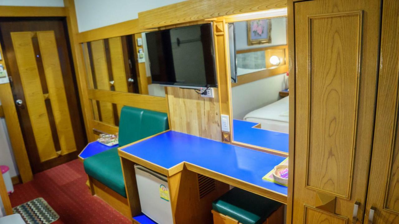 Siri Hotel Накхонратчасіма Екстер'єр фото