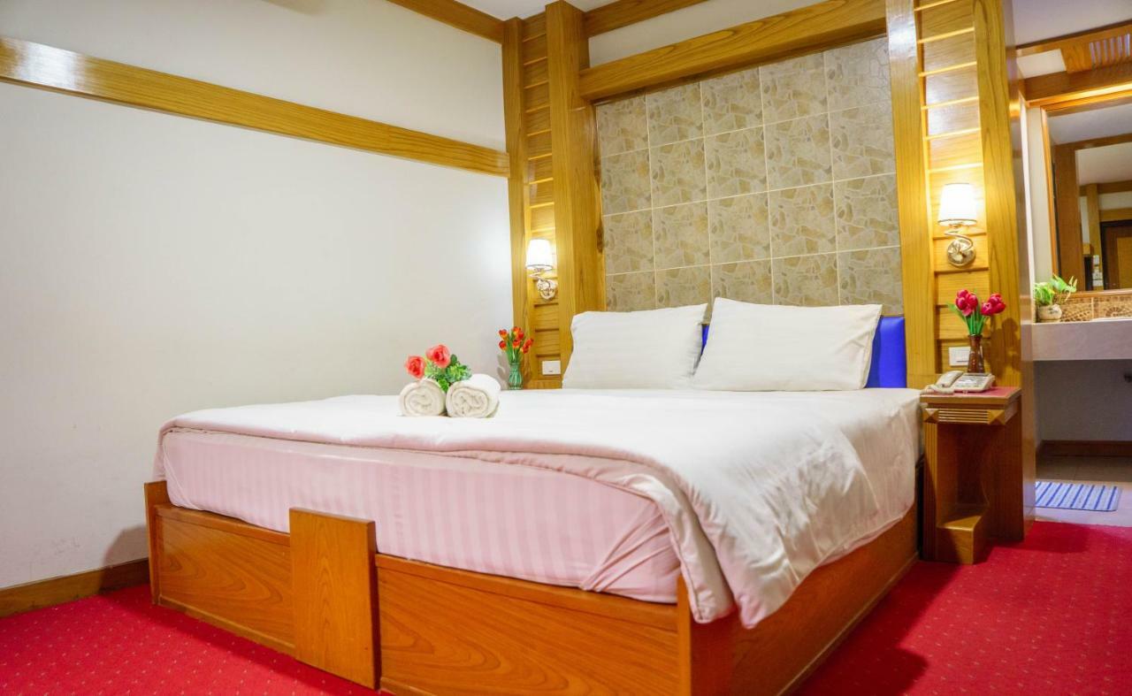 Siri Hotel Накхонратчасіма Екстер'єр фото